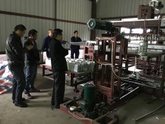 公司親臨現(xiàn)場指導(dǎo)快餐盒機研發(fā)改進實驗